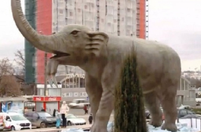 Откуда огромный слон  перед зданием Цирка ?