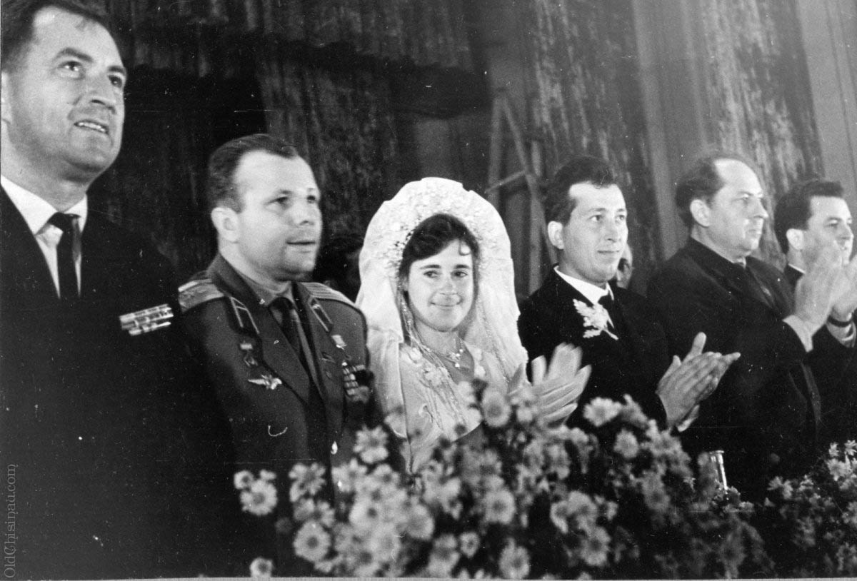 Гагарин с семьей фото. Семья Юрия Гагарина. Свадьба Гагарина Юрия Алексеевича.
